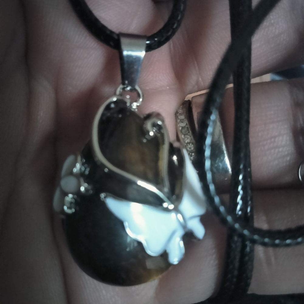 Elegant Brown and White Pendant Necklace